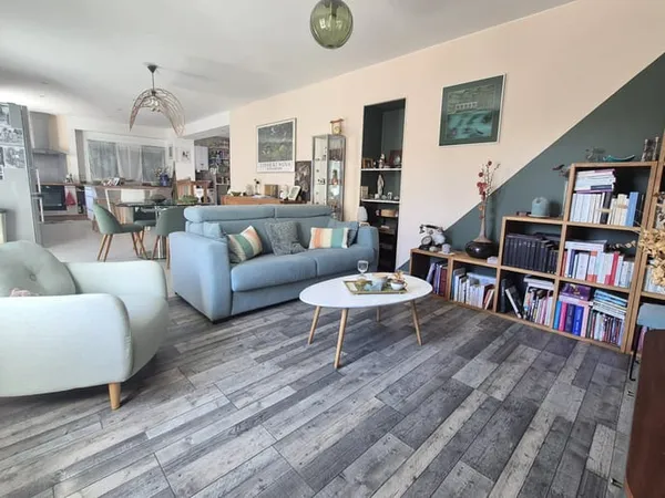 Maison familiale avec jardin, atelier et stationnement