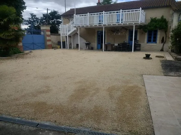 Maison familiale avec dépendances et piscine à Pouant