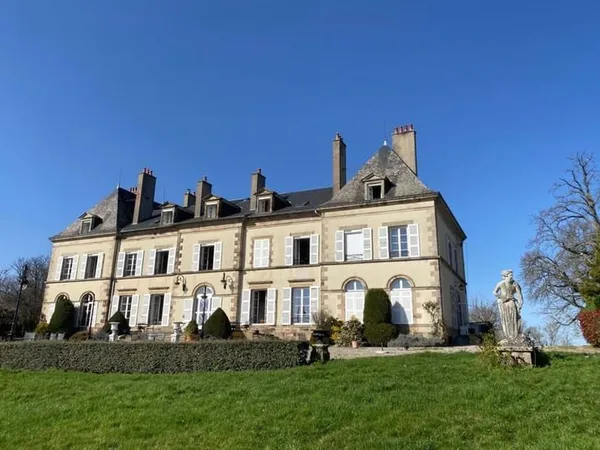 Exceptionnel château Directoire et son haras sur 39,8 ha avec étang