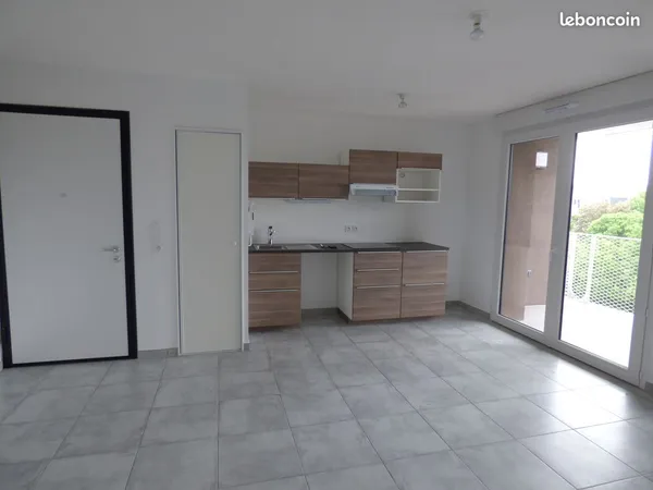 Beau T2 récent + grand garage : 830 Charges comprises