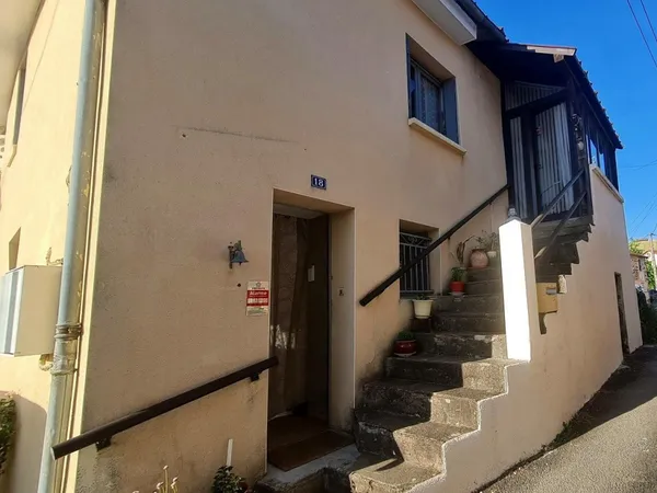 Maison rénovée sur les hauteurs de Decazeville, à moins de 1 km du centre ville. Vendue meublée et d