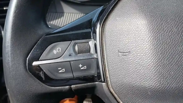 Peugeot 208 puretech 100 s&amp;s bvm6 — photo 18