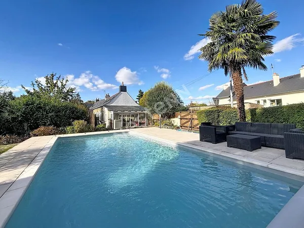 Maison en pierre à vendre à Riaillé, avec deux chambres, une piscine, des dépendances et un grand ja