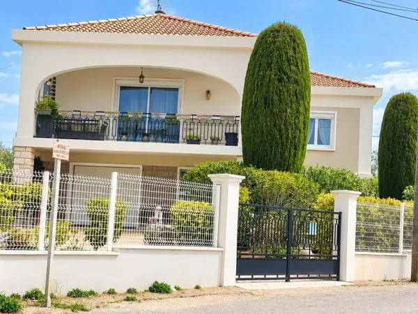 Maison de 189 m2 sur un terrain de 854 m2 a proximité du centre ville.