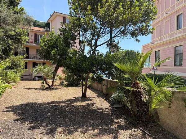 BEAULIEU-SUR-MER - BEAU 2/3 PIÈCES A RAFRAICHIR AVEC JARDIN PRIVATIF DE 250 m²