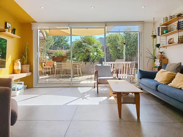 Maison de ville rénovée avec goût, 3 chambres, jardin clos et garage