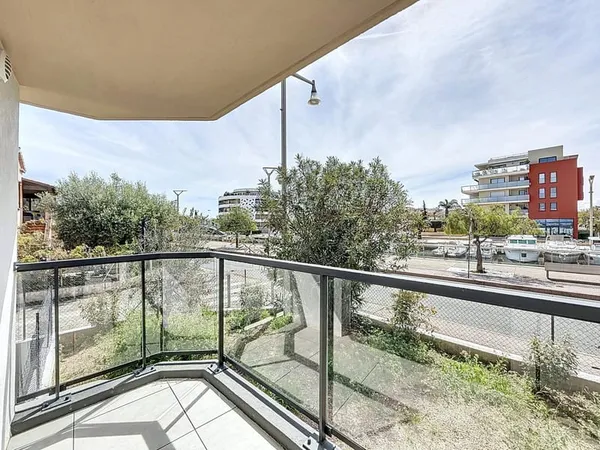 À vendre  Local commercial de 77 m² à Port Fréjus avec jardin, terrasses et plages à pied