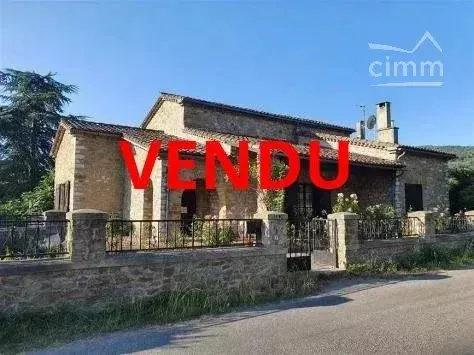A vendre une grande maison en pierre avec jardin et garage