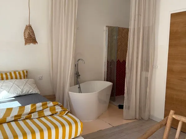 Studio grand balcon baignoire (F2) - Canebière - Bail meublé (90 nuits libres l'été)
