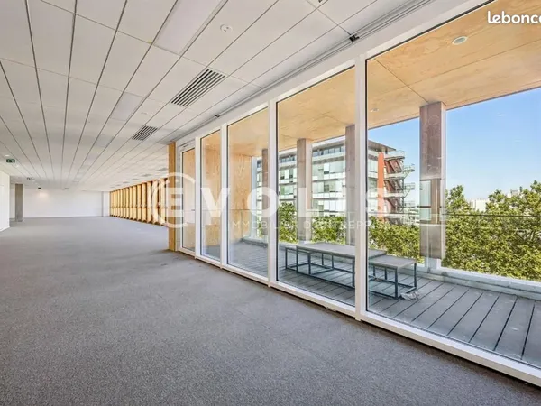 Bureau 557 m²