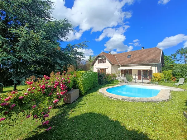Très belle maison de 180 m² ,sous-sol complet sur 3770 m² avec piscine.