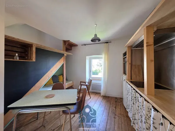 Maison de bourg 2 pièces avec jardinet et annexes
