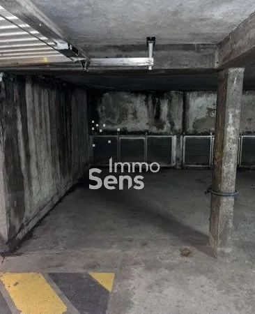 Stationnement sous terrain dans une résidence clôturée avec contrôle d'accès