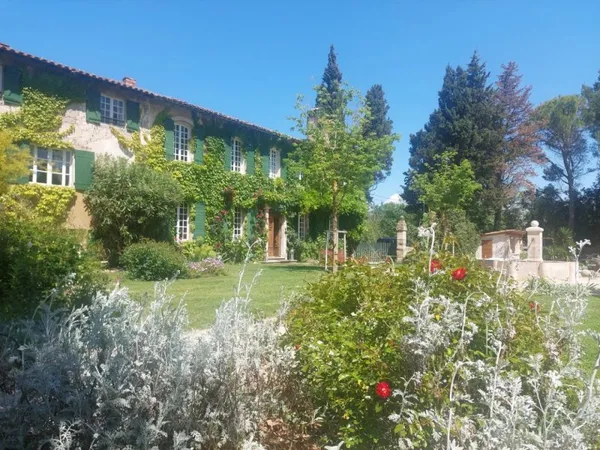 PROPRIETE ET ENSEMBLE IMMOBILIER EXPLOITES EN GITES ET CHAMBRES