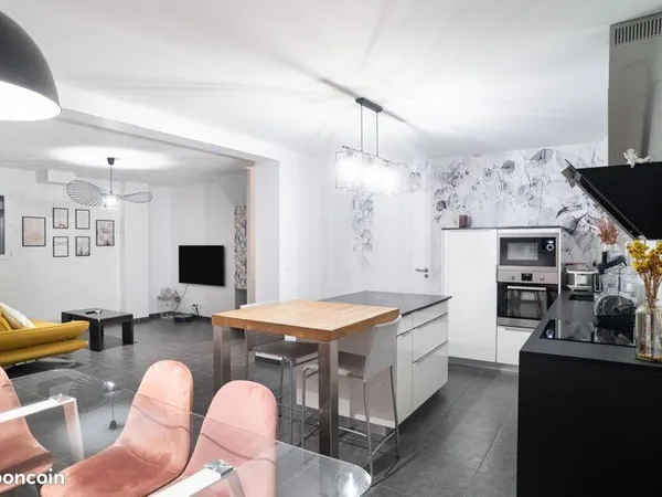 Environnement calme et vue dégagée pour cette belle villa en demi-niveaux