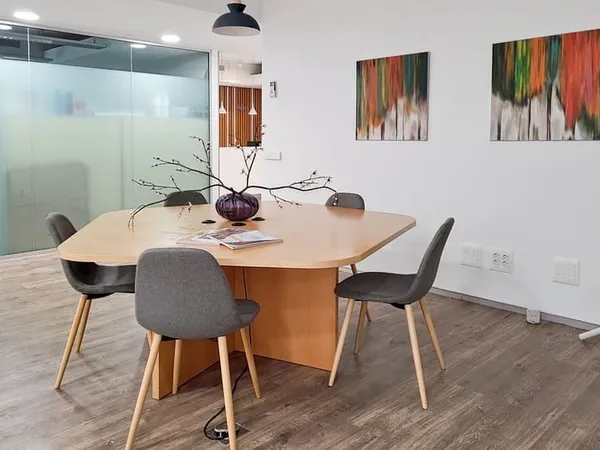 Abonnement coworking avec accès libre aux postes chez Le Mans Gare SNCF Regus Express Express