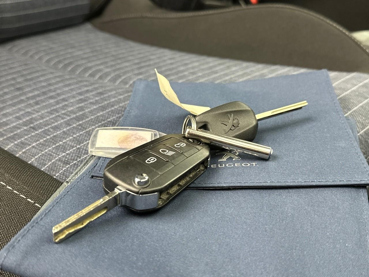 Peugeot 208 puretech 75 s&s bvm5 like — photo 27