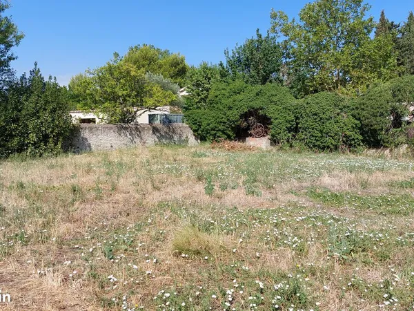 Terrain constructible viabilisé (584 m²)