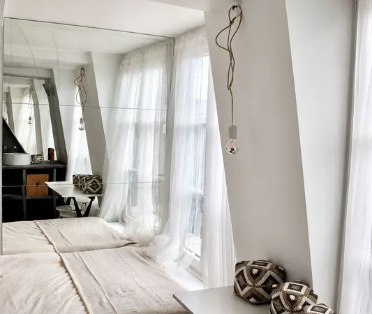 Charmante studette sur les. Toits de Paris