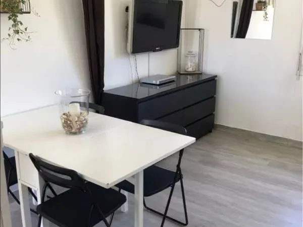 À louer à l'année - Studio meublé 30 m² avec terrasse 11 m² - Port Camargue - 150 m de la mer - Clim