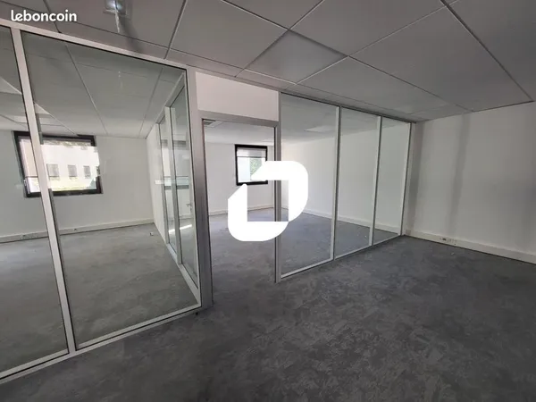 Bureau 667 m²
