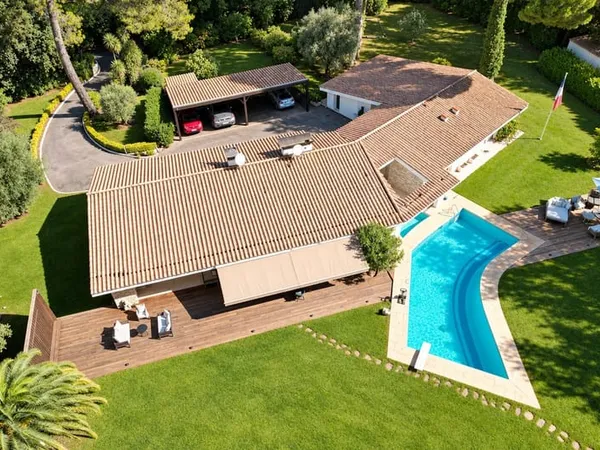 Villa de plain-pied de charme au coeur d'un parc privé de 11 000 m² à Mougins