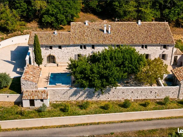 Domaine historique XVIe s. - 430 m² - 2 gîtes 5★ - piscine - 8 000 m² - Ardèche