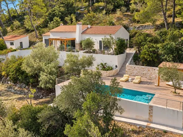 LA SUBLIME - Villa T6 de 232m² dont une dépendance aménagée de 50m² - Piscine - Terrain de 6700m² - 
