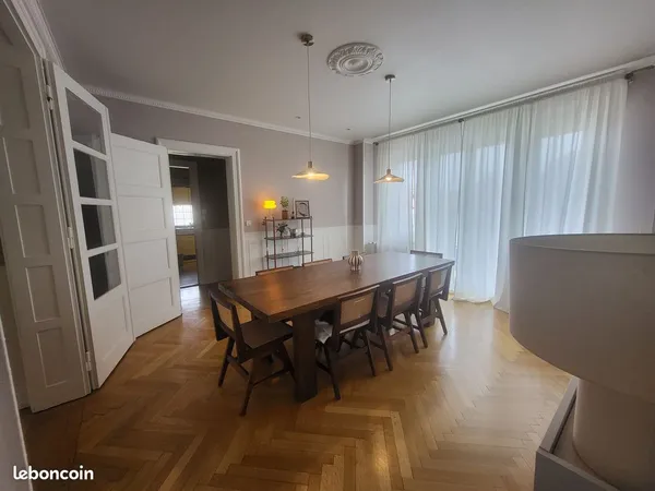 À VENDRE - Grand appartement T3 de 128,74 m² avec 2 garages, cave et 2 balcons