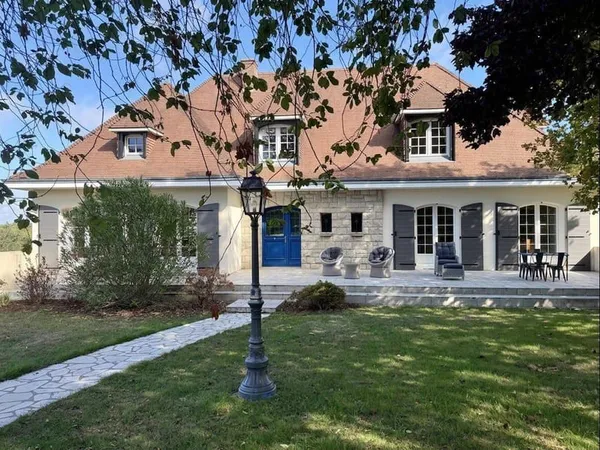Maison 10 pièces 235 m²