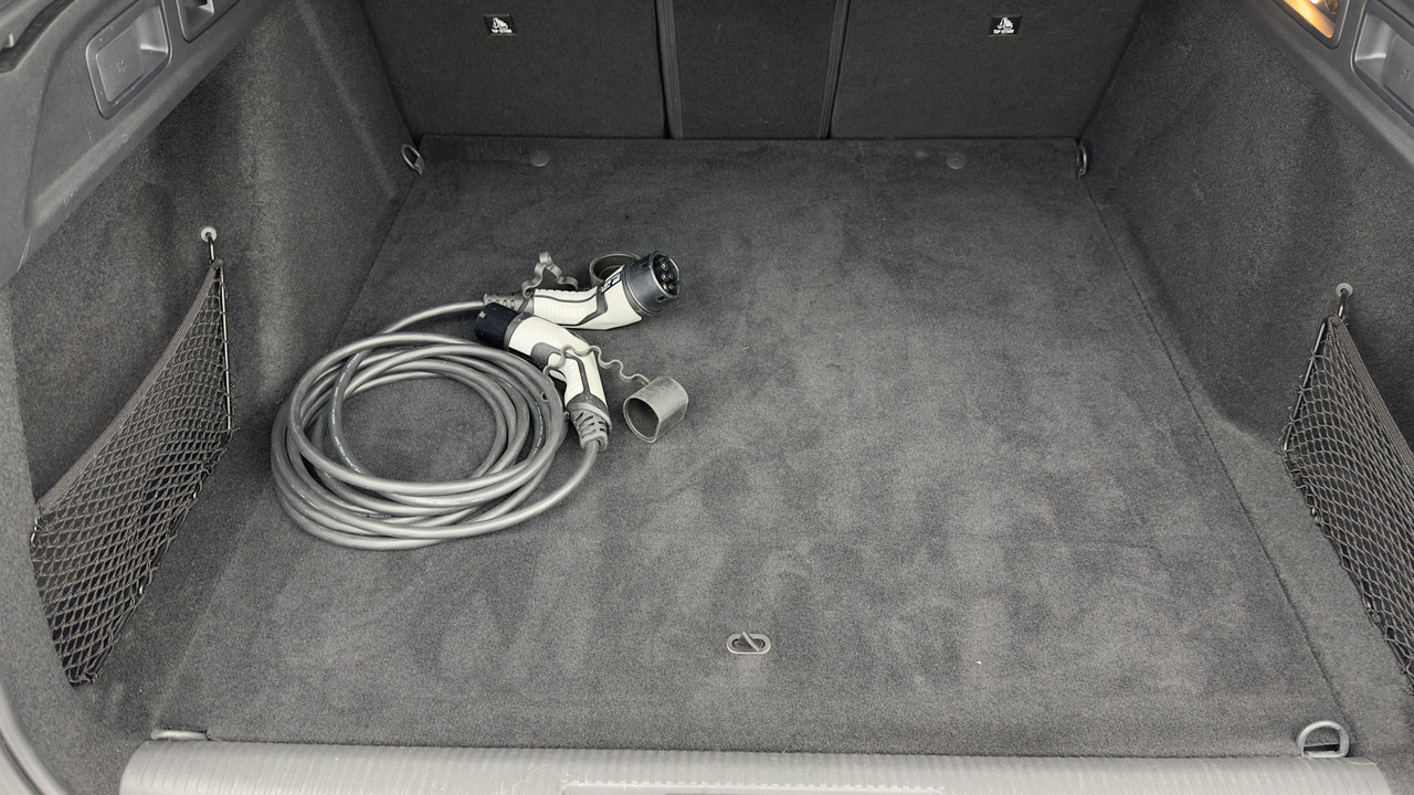 Peugeot 308 SW PHEV 180 e-EAT8 — photo 32