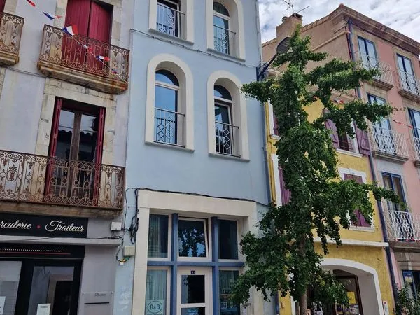 Belle maison d'hôtes, entièrement rénovée, située au centre de Leucate Village à 2 km de la plage