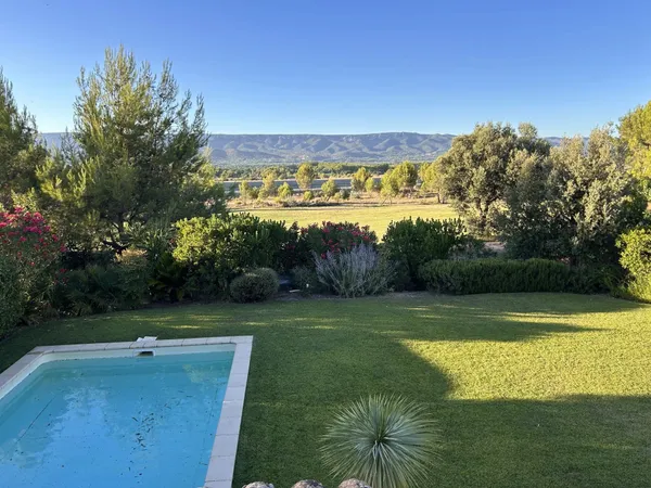 Maison directement sur le fairway du golf de pont royal avec pis