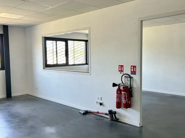 Bureau et espace de travail Location Parentis-en-Born  70m² 800€