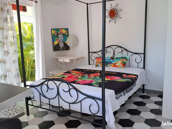 Bungalow insolite dans propriété de prestige à Saint Denis proche CV et CHU