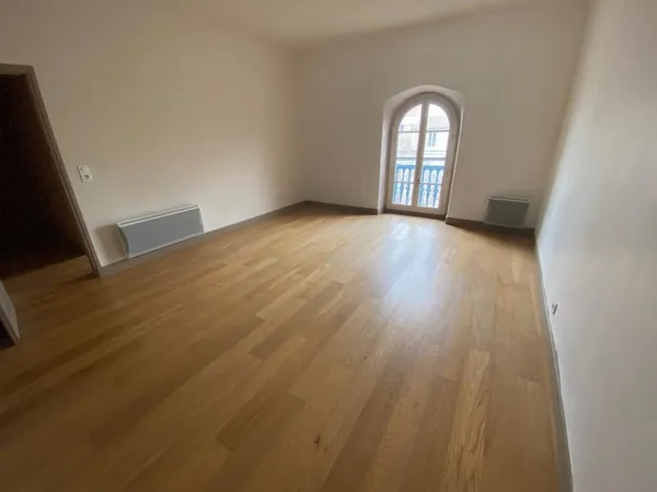 Nîmes Écusson / Maison Carrée -- Appartement T3 de caractère
