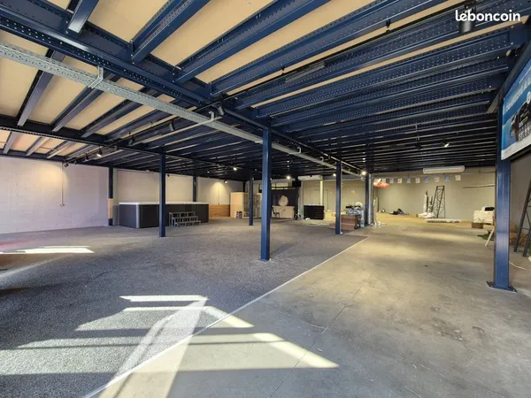 Local commercial 1000 m² Saint-Estève