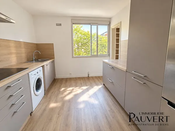APPARTEMENT ENTIEREMENT MEUBLE T4/5 DE 92 M2 AVEC BALCON et
