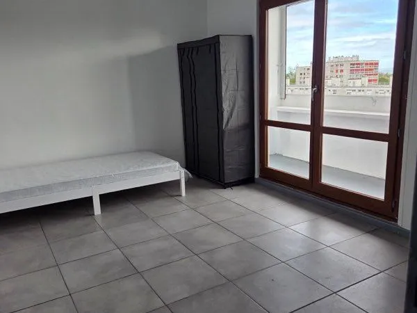 Chambre meublée