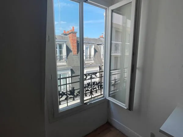 Chambre de bonne lumineuse: Rue Picpus, Paris 12ème