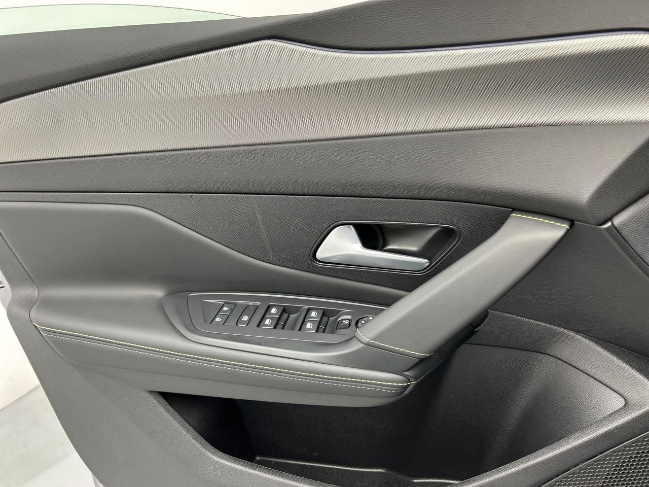 Peugeot 308 hybrid 145 e-dcs6 gt — photo 28