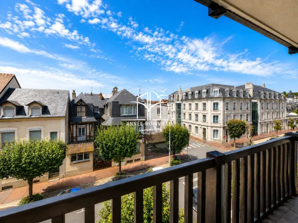 DEAUVILLE CENTRE STUDIO AVEC TERRASSE ET PLACE DE PARKING