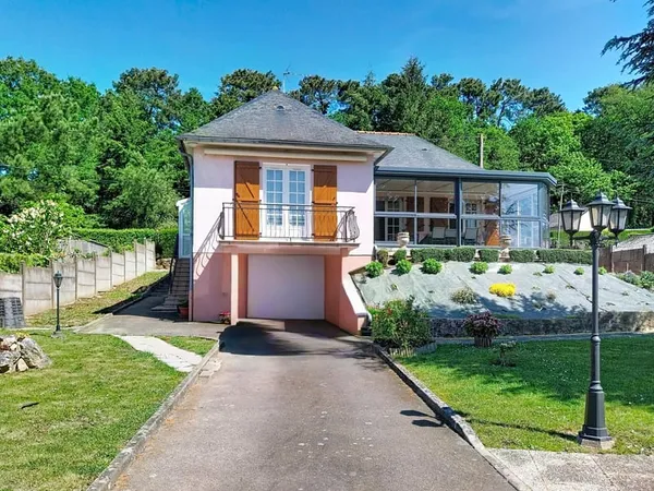 Pavillon traditionnel sur sous-sol complet — Jardin paysagé.