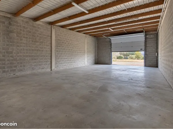 Location dépôt / box / bâtiment