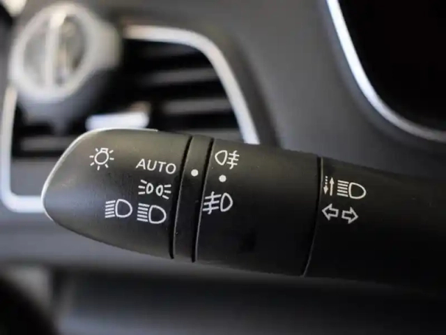 Renault Megane 1.5 blue dci 115ch evolution — photo 12