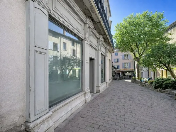 Local commercial 8 pièces 182 m²