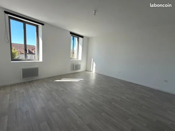 Souillac centre : duplex T3 78 m² rénové à neuf, DPE B, terrasse