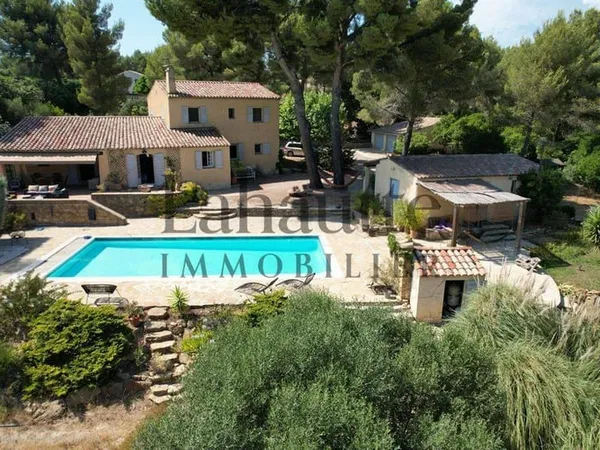Maison 8 pièces 257 m²