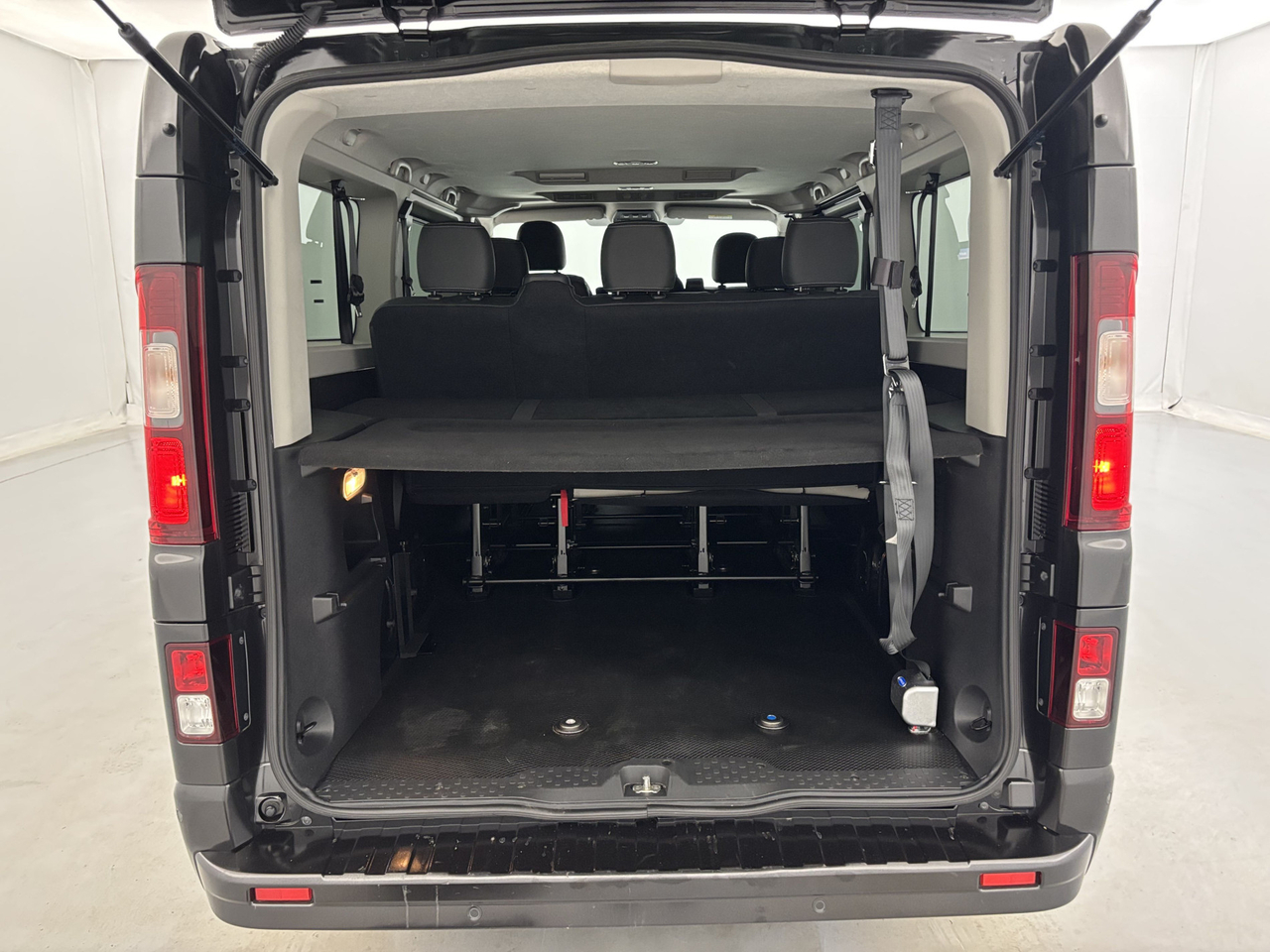 Renault Trafic Combi — photo 18