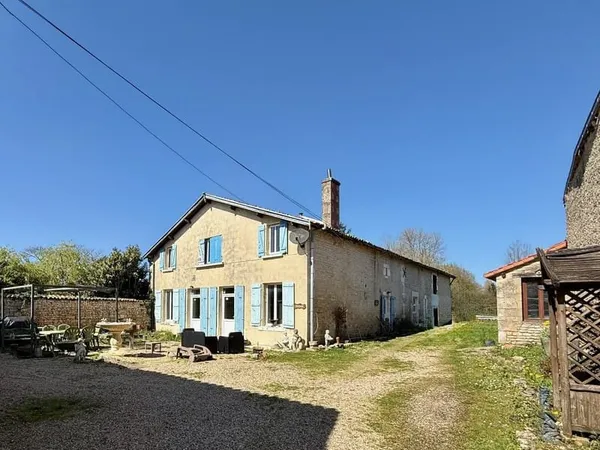 Propriété de village traditionnelle d'un excellent rapport qualité-prix avec gîtes et grand terrain